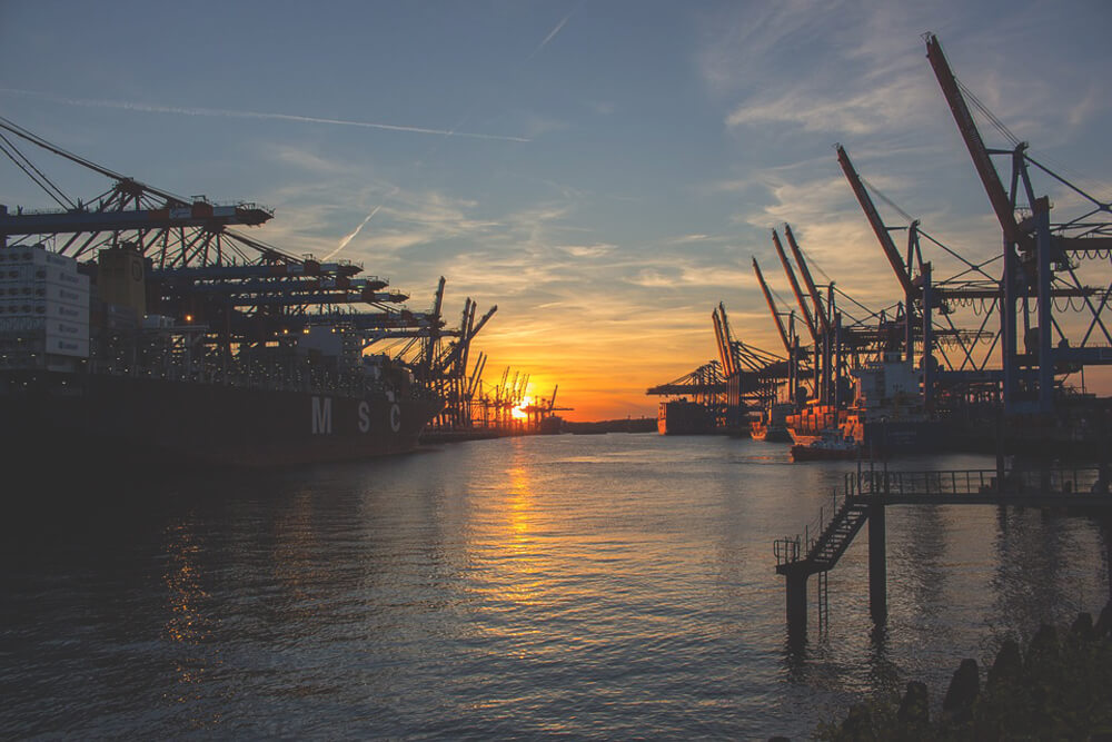 Hamburger-Hafen-Schiffe-Sonnenuntergang