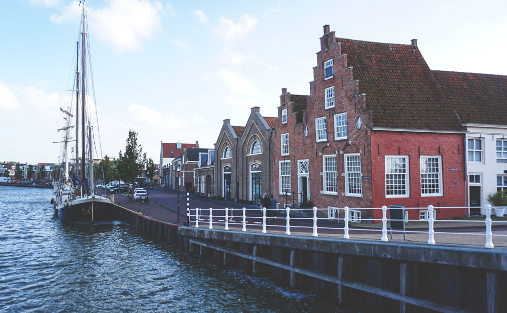 Harlingen-Hafen-Schiffe-Gassen-Friesland