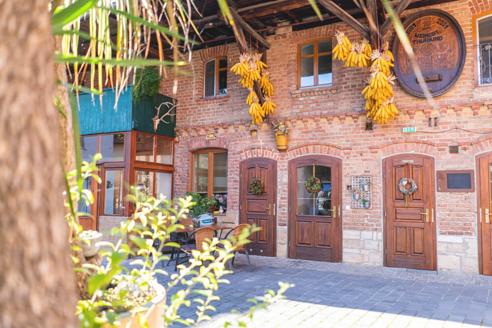 Innenhof-Weingut-Thuerkind