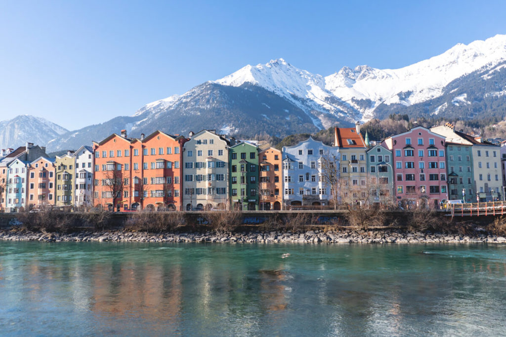 Innsbruck-Winter-Inn-bunte-Haeuser