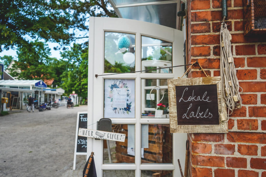 Insel-Hiddensee-Ostsee-Fischuppen-Eingang