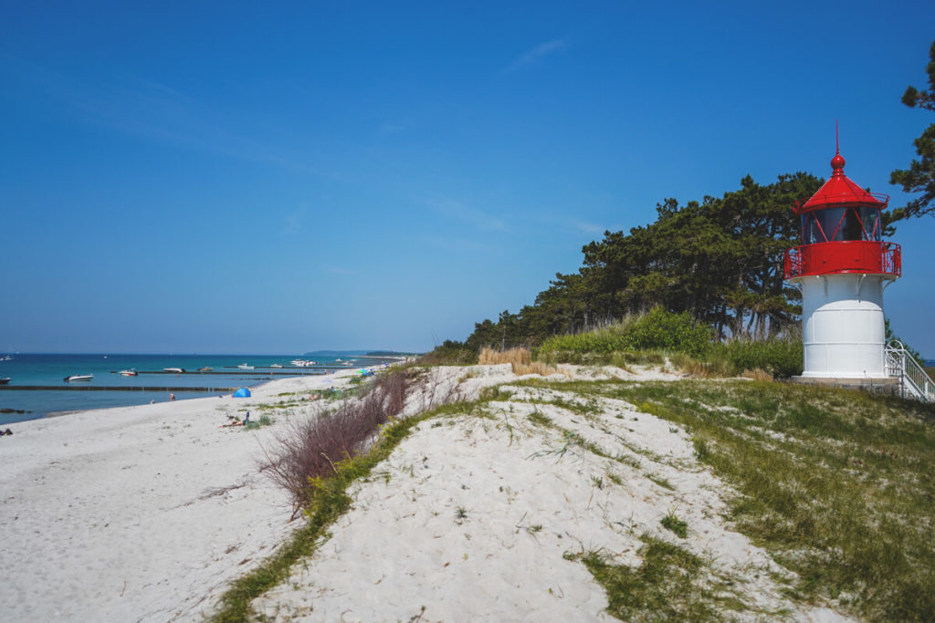 Insel-Hiddensee-Strand-Leuchtturm-Gellen