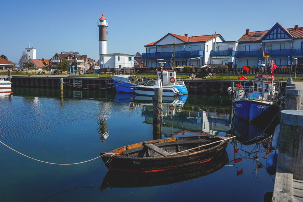 Insel-Poel-Sehenswuerdigkeiten-Timmendorf-Hafen-Leuchtturm