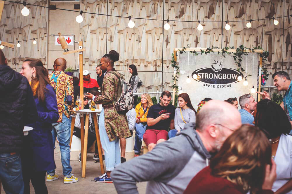 Johannesburg-Neighbourgoods-Market-Suedafrika-Terrasse-People
