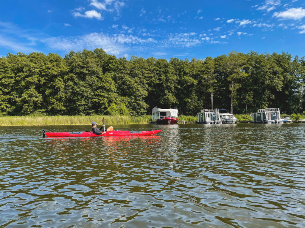 Kanutour-Mecklenburgische-Seenplatte-Hausboote