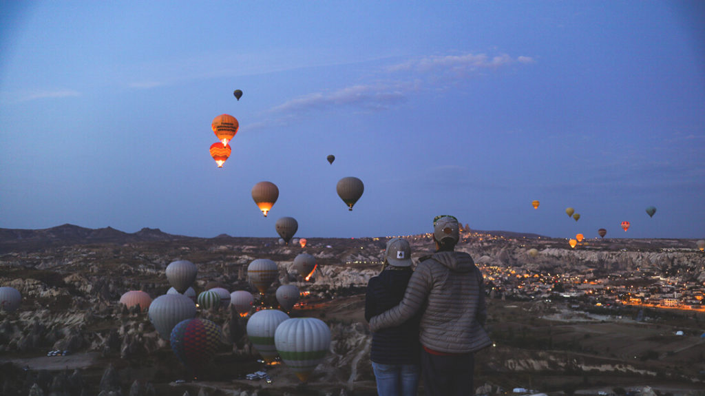 Kappadokien-in-der-tuerkei-heissluftballon-sonnenaufgang