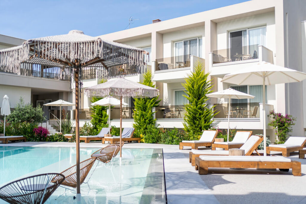 Басейн у комплексі Kassandra Mirablue Luxury Residences