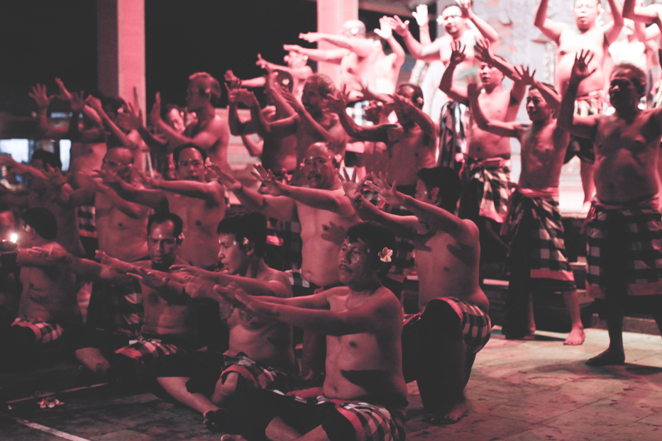 Kecak-Dance-Bali-Ubud-Indonesien-Tanzauffuehrung