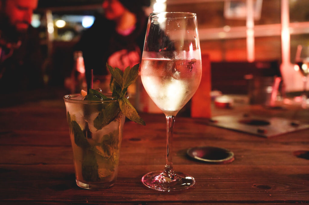 Kiel-Highlights-Kiellinie-Sandbar-Party-Drinks
