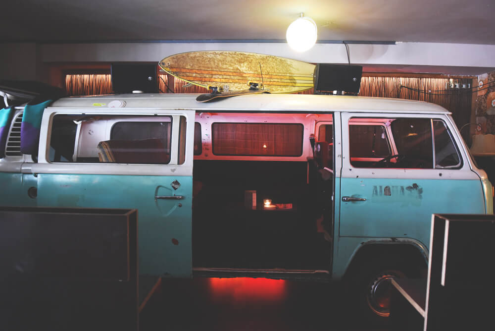 Koeln-Die-Wohngemeinschaft-VW-Bus-Cafe-Bar