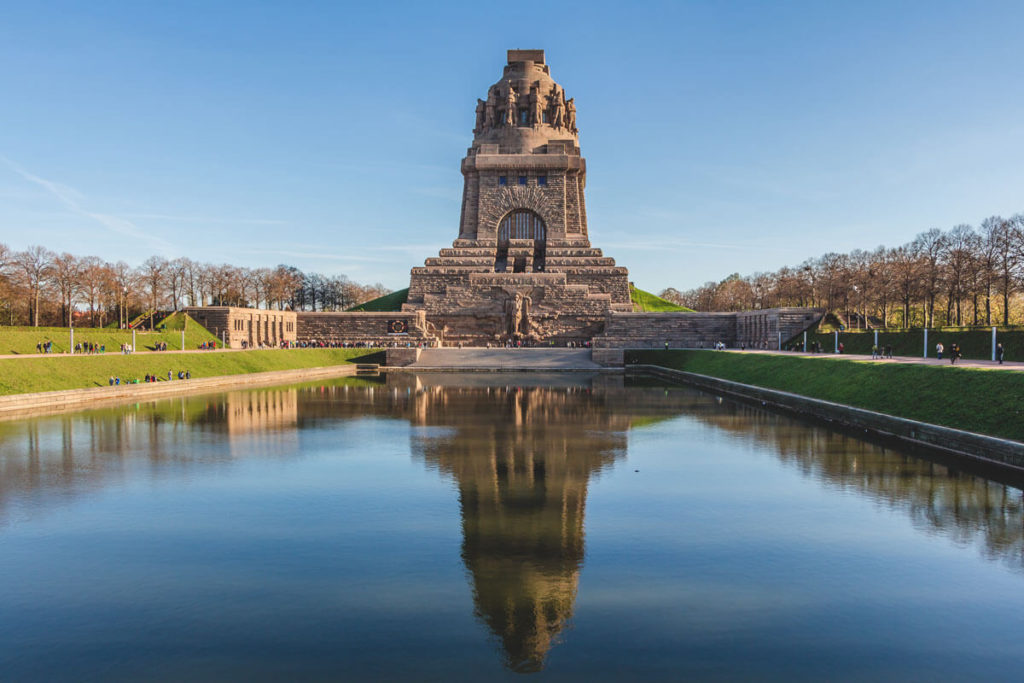 Видки Лейпцига Völkerschlachtdenkmal am Wasser