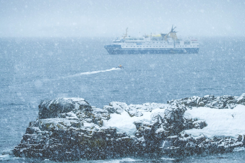 MS-Ocean-Nova-vor-der-antarktischen-Kueste