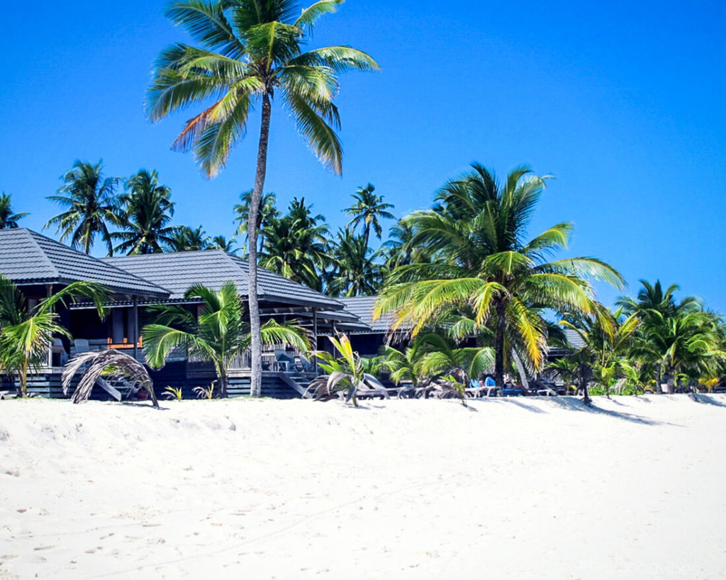 Malediven_reise-Kuredu-Bungalow-am-strand