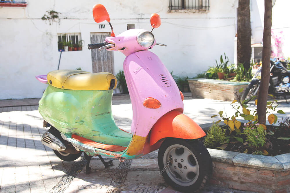 Marbella-Altstadt-bunter-Roller-Andalusien-Spanien