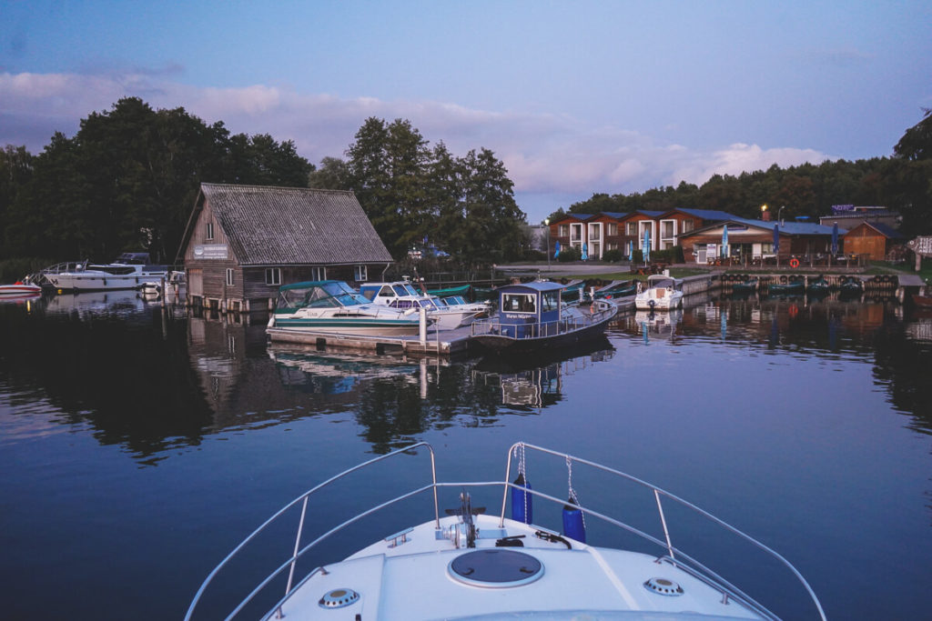 Marina-Eldenburg-Yachthafen-Abend