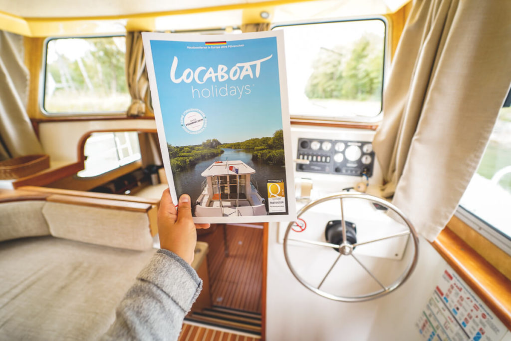 Mecklenburgische-Seenplatte-Locaboat-Hausboot-Salon