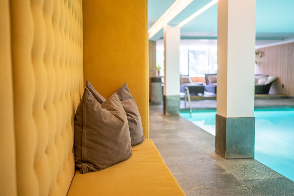 Montafon-Vorarlberg-Hotel-Verwall-Hallenbad-Sitzecke