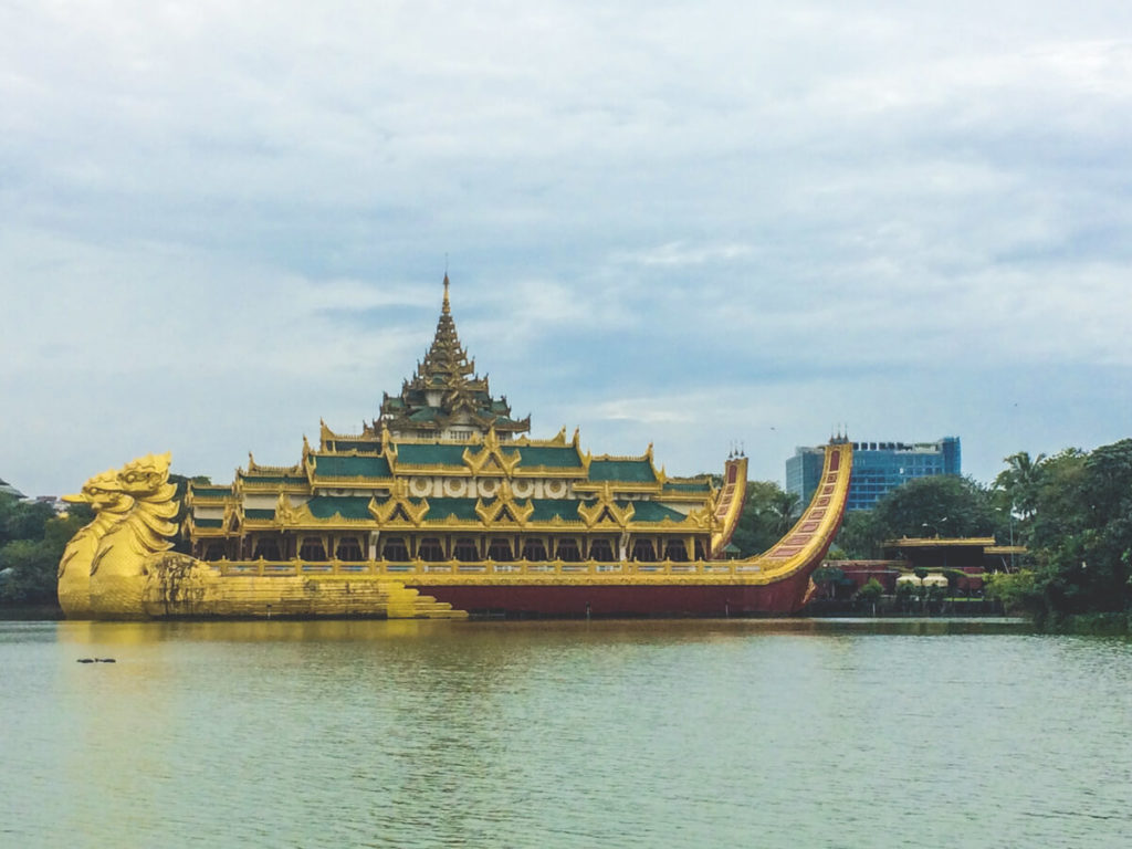 Myanmar-Rundreise-Karaweik-Palace-Yangon_