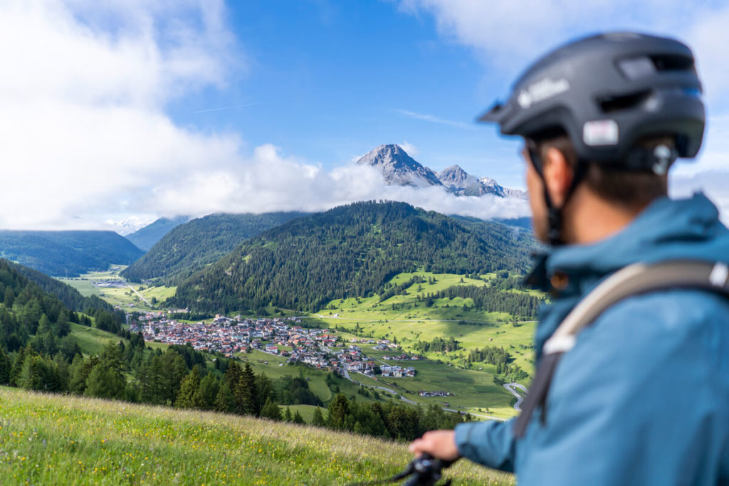 Nauders-am-Reschenpass-Fahrradtour-Fluchtwand
