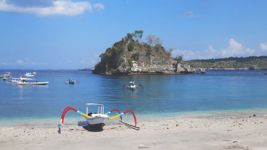 Nusa-Penida-Crystel-Bay-Strand-Boot