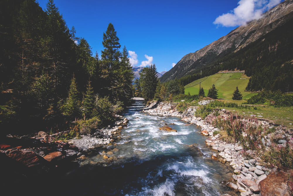 Oetztal-Oesterreich-Fluss-Tal-Berge-Wiesen-WandernTirol