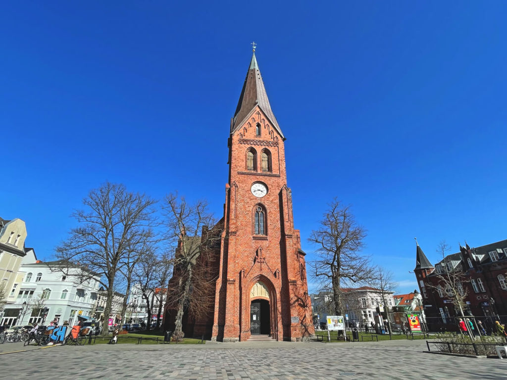 Ostsee-Warnemuende-Kirche-Kirchplatz