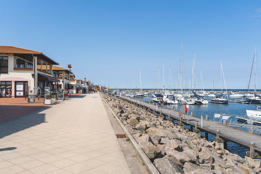 Ostseebad-Kuehlungsborn-Hafen-Promenade