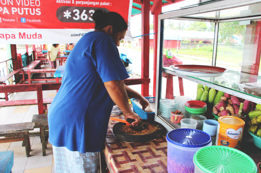 Pantai-Natsepa-Warung-Molukken