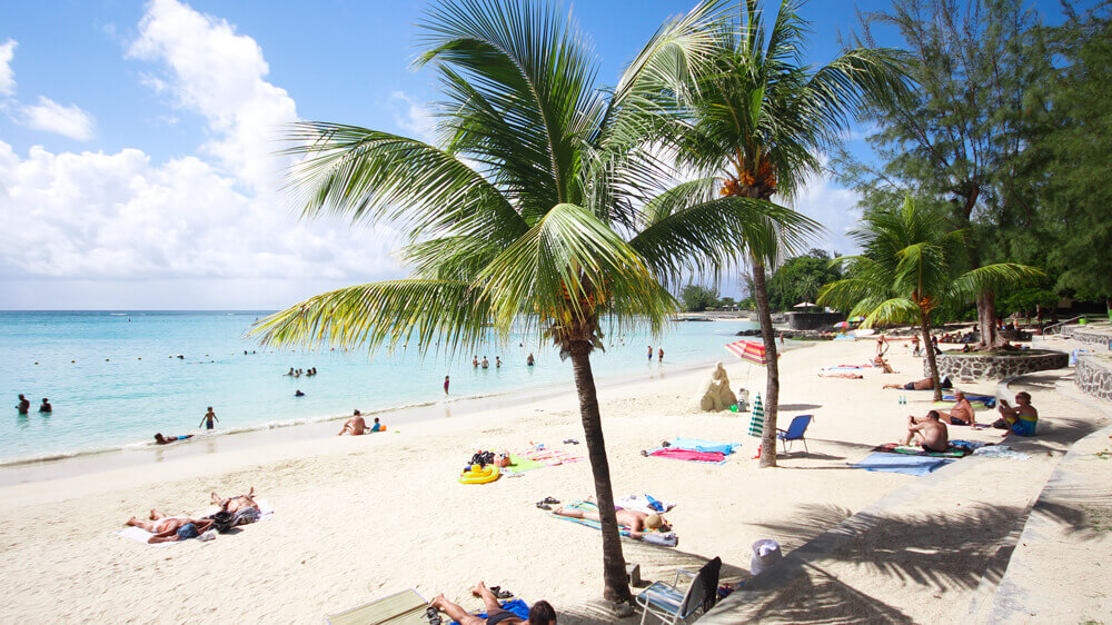 Pereybere-Strand-Mauritius-Palmen-Baden