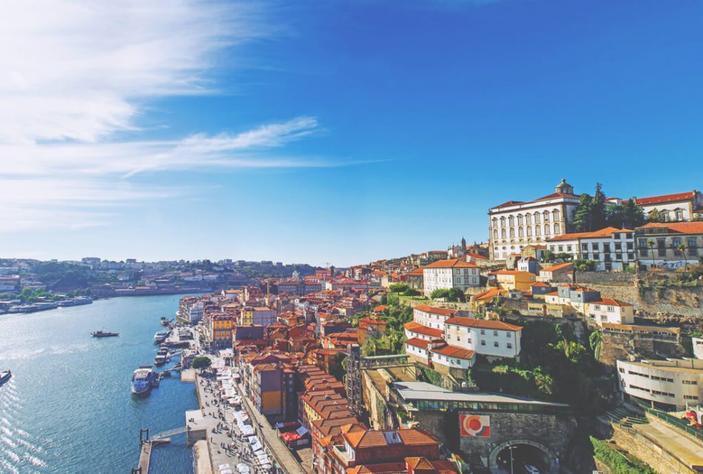 Portugal-Sehenswuerdigkeiten-Porto-Ausblick-Fluss-Altstadt