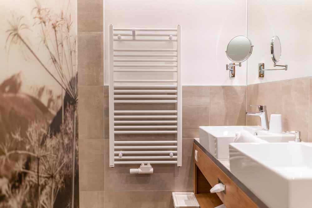 Post Hotel Nauders Double Room Bathroom