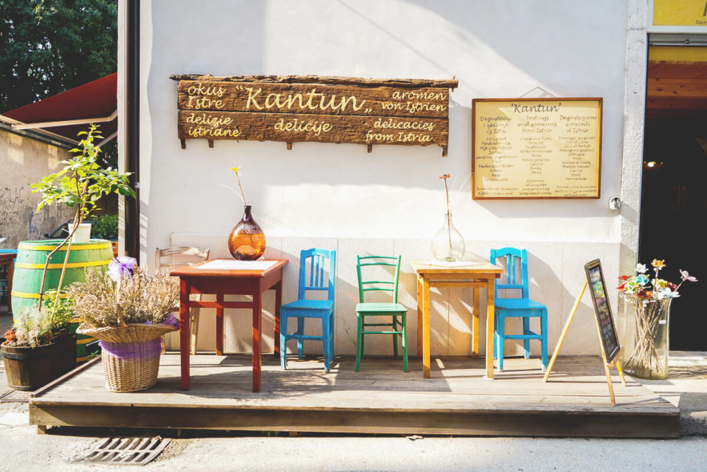 Pula-Sehenswuerdigkeiten-Altstadt-Kantum-Restaurant