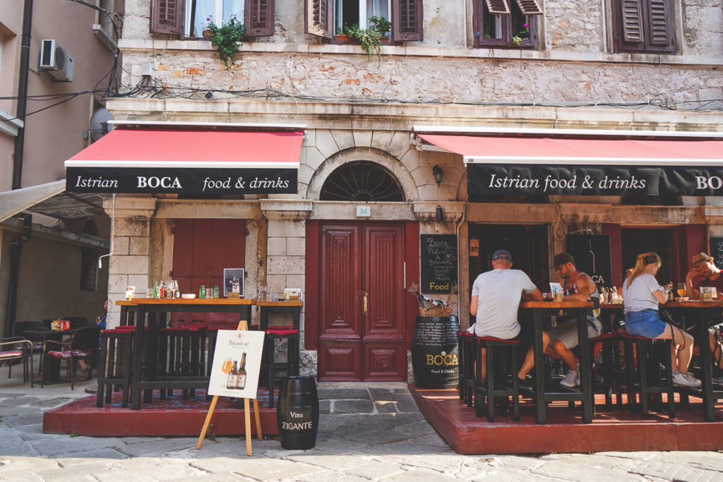 Pula-Sehenswuerdigkeiten-Altstadt-Restaurant-Essen