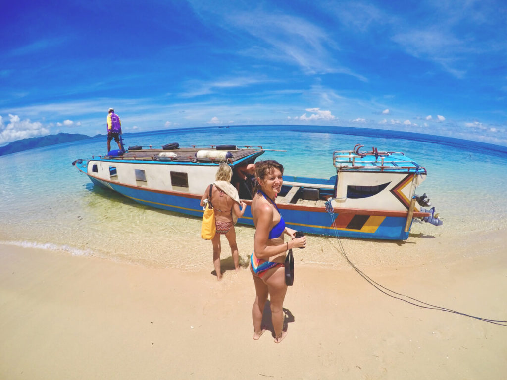Pulau-Hatta-Molukken-Strand-Boot