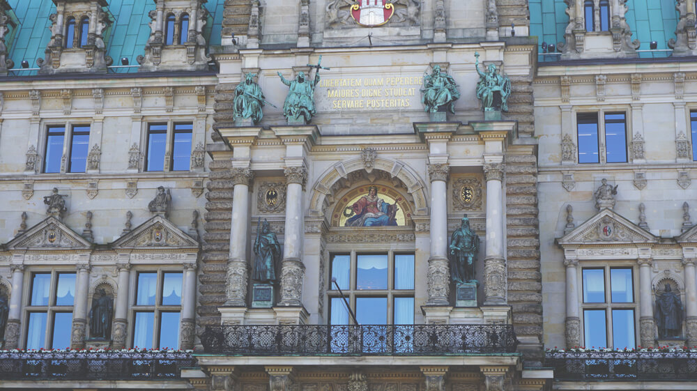 Rathaus-Hamburg-Statuen