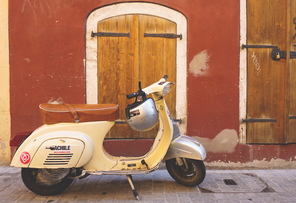 Regensburg-Alstadt-Roller-Moped-Gassen-Bayern