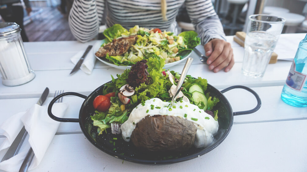 Restaurant-Seebar-Kiellinie-Kiel-Wasser-Salat-Essen