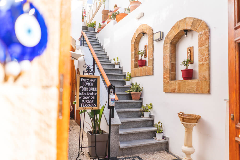 Rhodos-Sehenswuerdigkeiten-Lindos-Altstadt-Restaurant