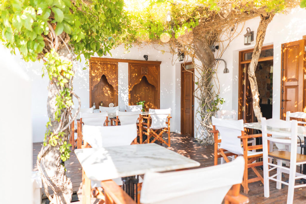 Rhodos-Sehenswuerdigkeiten-Lindos-Altstadt-Restaurant_1