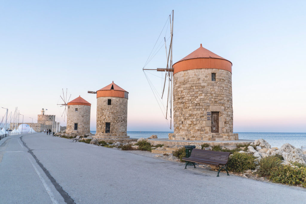 Rhodos-Sehenswuerdigkeiten-Mandraki-Hafen-Windmuehle