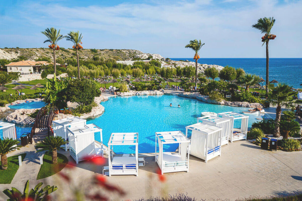 Rhodos-Sehenswuerdigkeiten-TUI-BLUE-Atlantica-Imperial-Resort-Pool-Garten