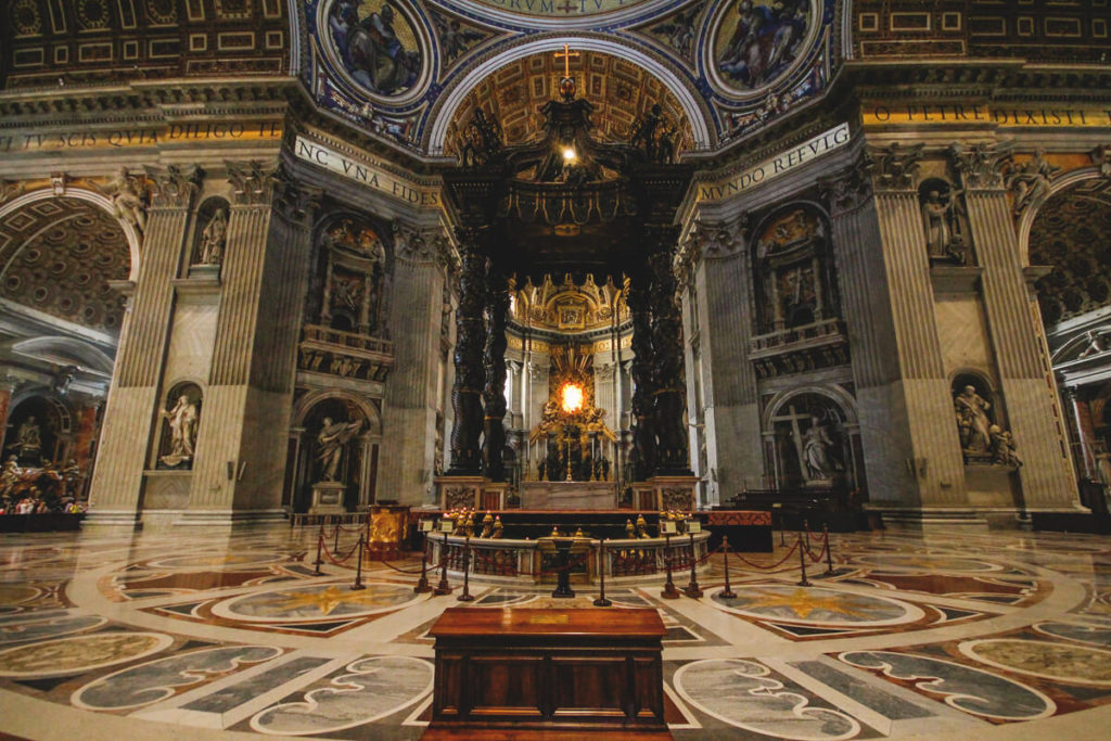 Rom-Sehenswuerdigkeiten-Petersdom-Innenansicht