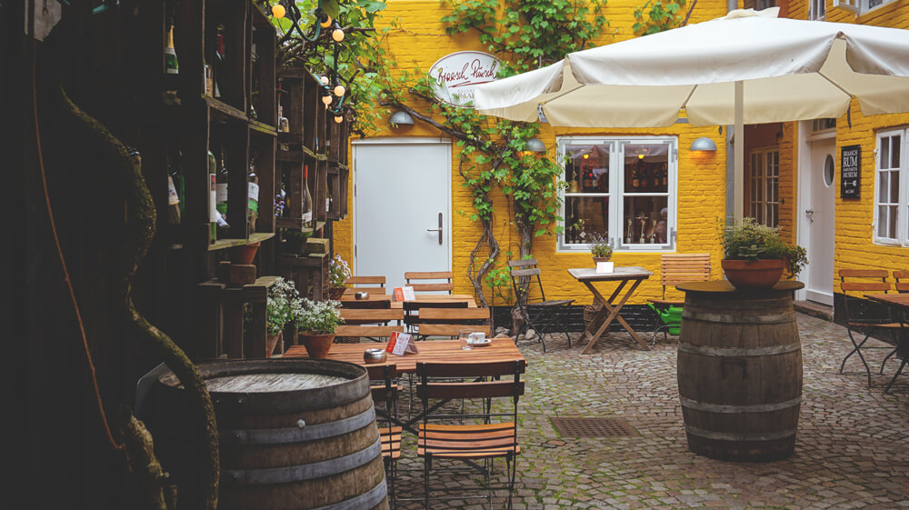 Rote-Strasse-Flensburg-Hinterhof-Restaurant