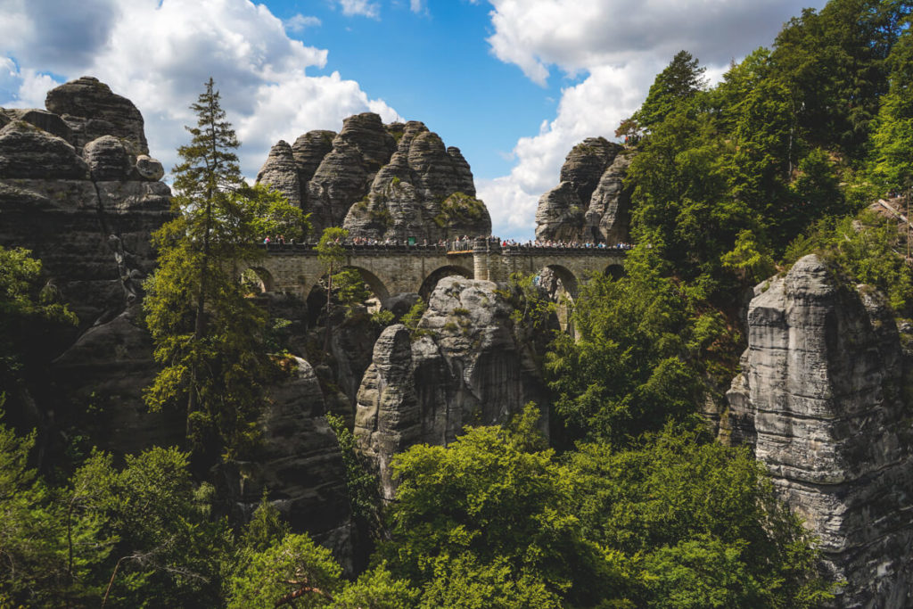 Saechsische-Schweiz-Bastei-Basteibruecke-Aussicht