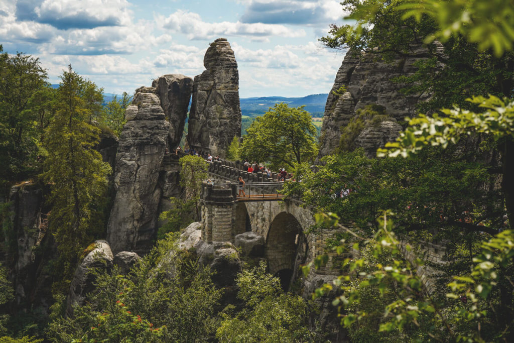 Saechsische-Schweiz-Basteibruecke-Aussichtspunkt