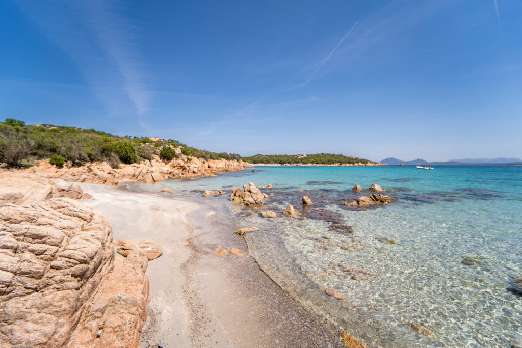 Sardinien-Sehenswuerdigkeiten-Costa-Smeralda-Petra-Ruja