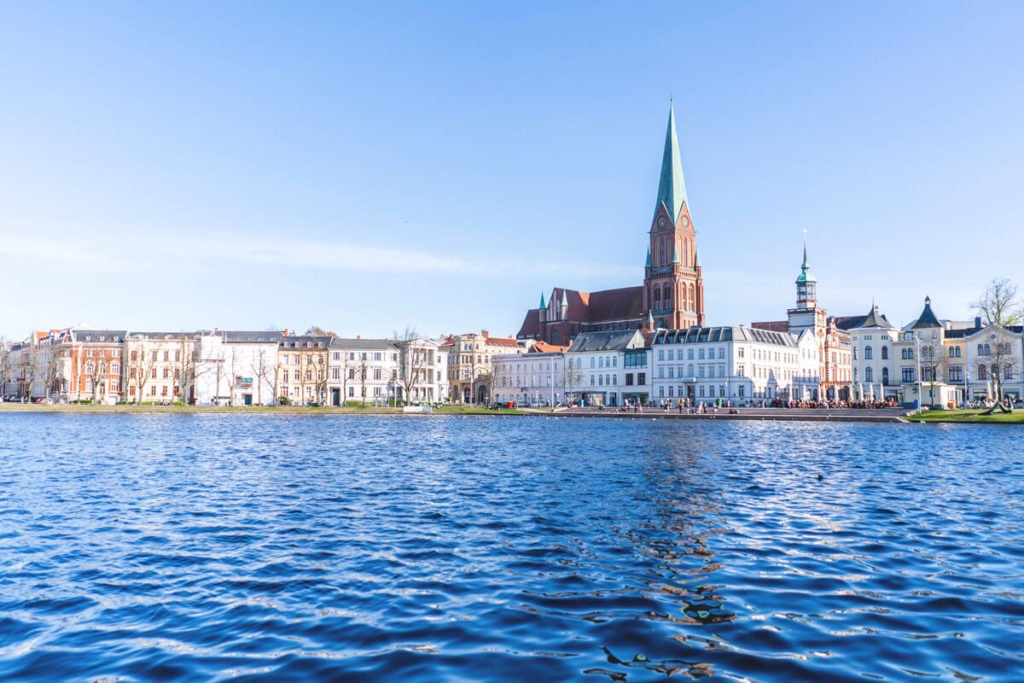 Schwerin-Highlights-Pfaffenteich-Dom