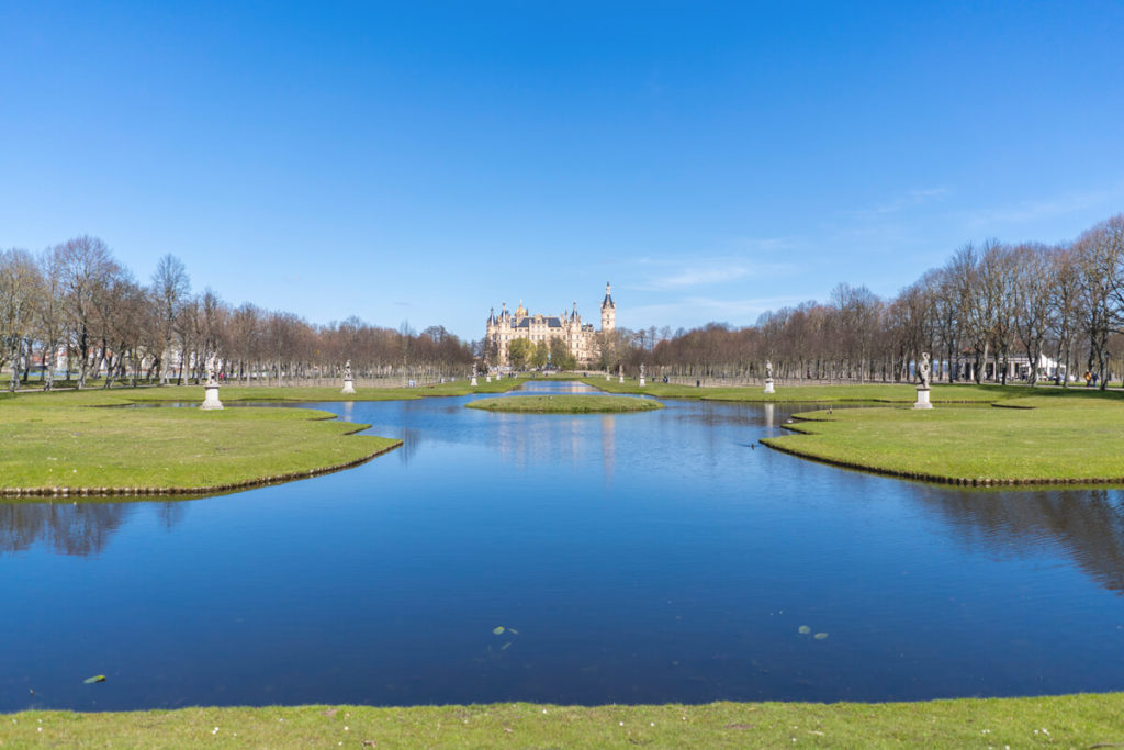 Schwerin-Sehenswuerdigkeiten-Schweriner-Schloss-Schlossgarten-4