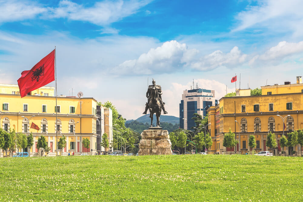Sehenswuerdigkeiten-in-albanien-tirana-skanderbeg-platz