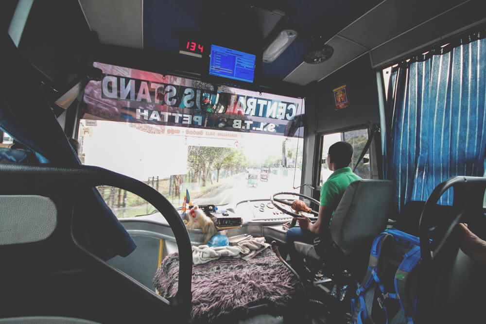 Sri-Lanka-Bus-Fahren-Verkehr-Colombo